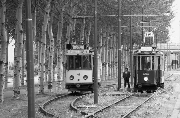 zwart en wit,spoor,straat,tram-,vervoer-,voertuig