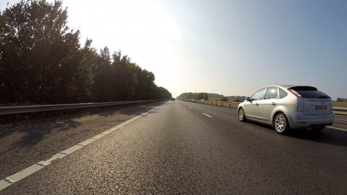 la carretera, coche, Vehículo de motor, asfalto, viaje, cielo, vehículo, transporte, infraestructura, carril, Coche de la familia, modo de transporte, autopista, Diseño automotriz, conducción, superficie de la carretera, Coche mediano, Mañana, reflexión, Vehículo de lujo, sedán, rueda, Exterior del automóvil, árbol, auto compacto, Coche ejecutivo, Coche de tamaño completo, luz de sol, planta, paisaje, BMW, nube