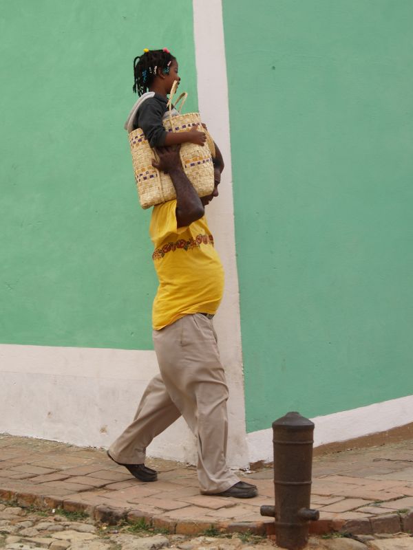 oameni,Cuba,baseball,mers pe jos,copil,coş