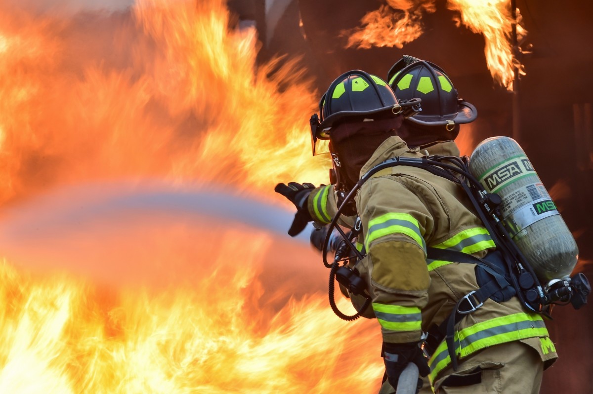 vivir, equipo, rociar, formación, fuego, deporte extremo, casco, peligro, la seguridad, manguera, proteccion, trabajo, Servicio, práctica, bombero, bomberos, captura de pantalla, Bomberos, boquilla, revisado, Fenómeno geológico, ejecutante del truco