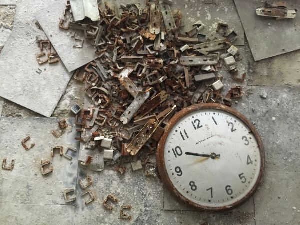 wood,clock,europe,broken,abandoned,empty