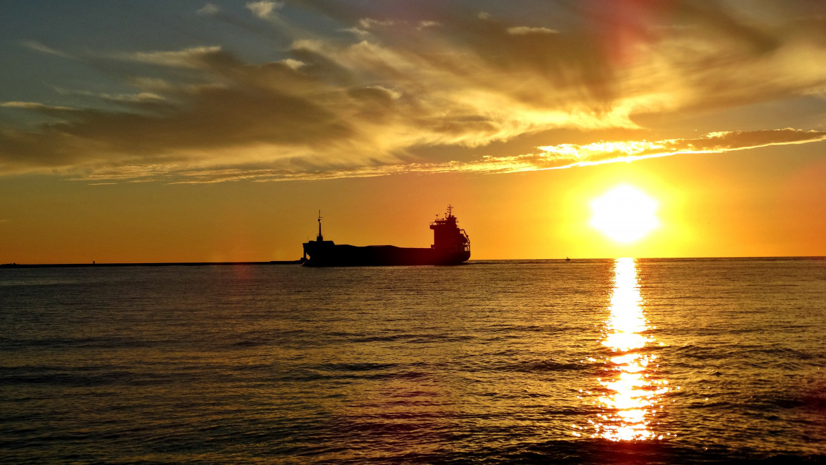 strand, zee, natuur, oceaan, horizon, zon, zonsopkomst, zonsondergang, boot, zonlicht, ochtend-, Golf, dageraad, schip, schemer, vervoer, avond, toren, romantisch, Verzenden, nagloed, riga, Letland, zon wolken