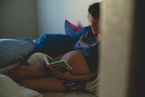 persona,niña,mano,leyendo,pierna,sentado