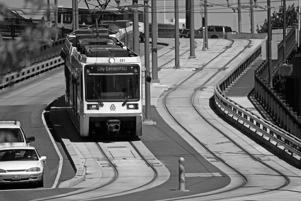 Alb și negru, urmări, drum, alb, pod, stradă, fotografie, deal, oraș, urban, tren, râu, centrul orasului, oţel, tranzit, tramvai, transport, curba, vehicul, canon, negru, monocrom, BANDĂ, transport public, Nord Vest, vest, Nord, eos, jos, marcă, ii, 5d, sistem, oregon, portland, ian, nw, normal, max, TriMet, masa, glisan, Willamette, vehicul terestru, Fotografie alb-negru, mijloc de transport, zonă metropolitană