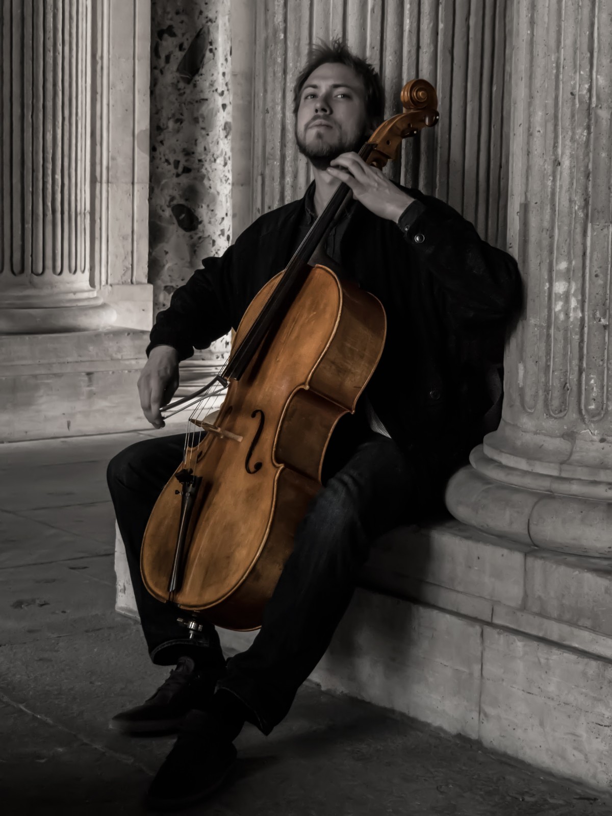 música, arquitectura, guitarra, París, lumbrera, sentado, músico, negro, monocromo, edificio viejo, instrumento musical, templo, violonchelo, guitarrista, música clásica, contrabajo, instrumento de cuerda, Posiciones humanas, Instrumento de cuerda inclinado, Familia del violín, Instrumentos de cuerda pinchados, Viola