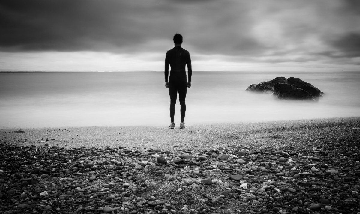 Mann, Strand, Landschaft, Meer, Küste, Wasser, Sand, Rock, Ozean, Horizont, Silhouette, Wolke, Schwarz und weiß, Himmel, Weiß, Fotografie, Sonnenlicht, bewölkt, Welle, Junge, Küsten, Land, männlich, Strand, Betrachtung, Seelandschaft, Schatten, Dunkelheit, felsig, schwarz, einfarbig, Felsen, Vereinigtes Königreich, Bw, lange, Wales, Wolken, Belichtung, Neoprenanzug, Foto, Noir, Blanc, immer noch, Bn, Pano, Pembrokeshire, Penycwm, Monochrome fotografie, Atmosphärisches Phänomen