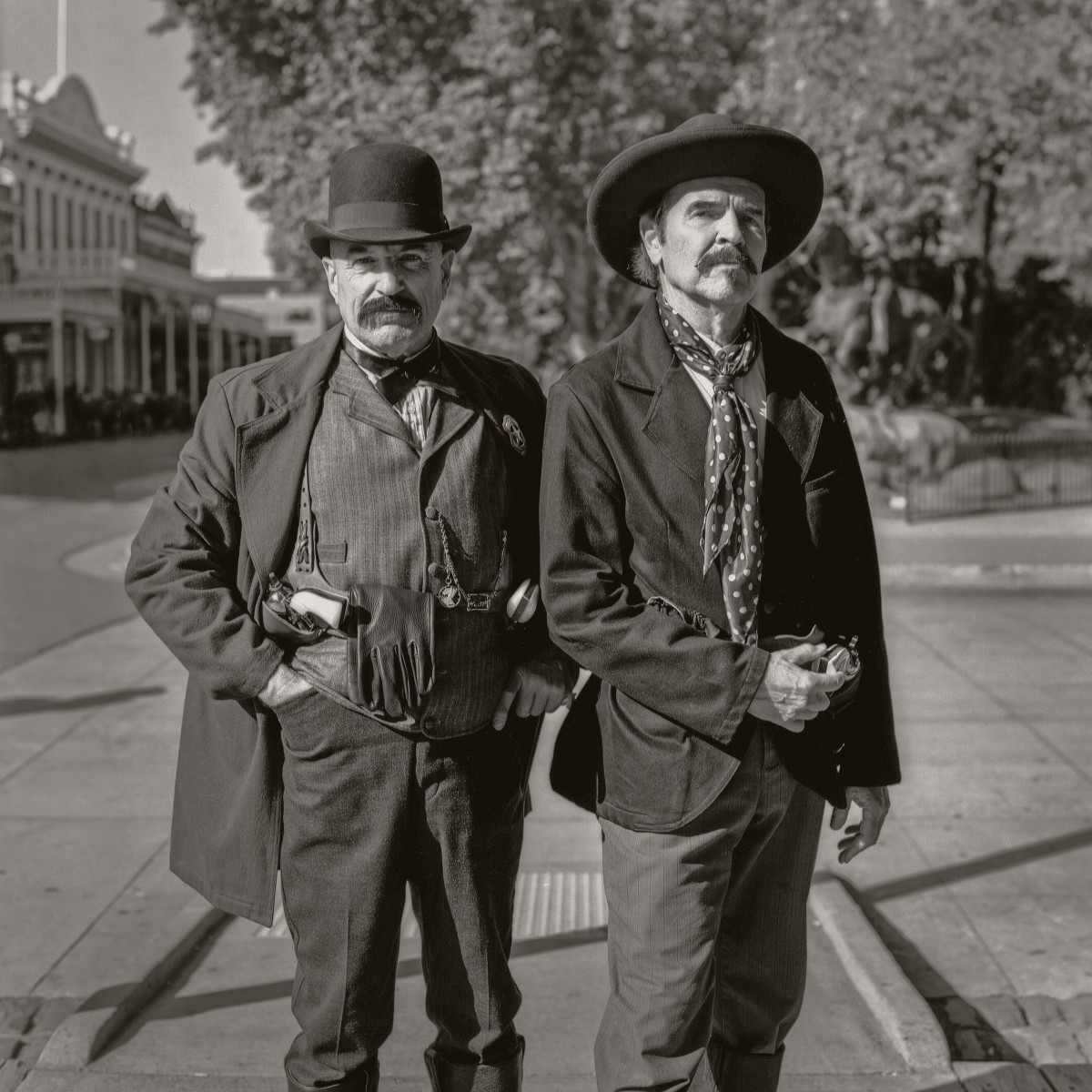 man, person, svartvitt, personer, gata, filma, manlig, hatt, Kläder, svart, svartvit, män, herre, fotografera, guns, Västra, Hasselblad, livinghistory, hattar, oldsacramento, gunfighters, oldwest, rodinaldeveloper251, rollirpx25, lawmen, pistoler, fronter, reenactor, historicalreenactment, tuffing, marskalk, conqu tedelouest, fusilladedokcorral, rekonstitution, svartvit fotografering