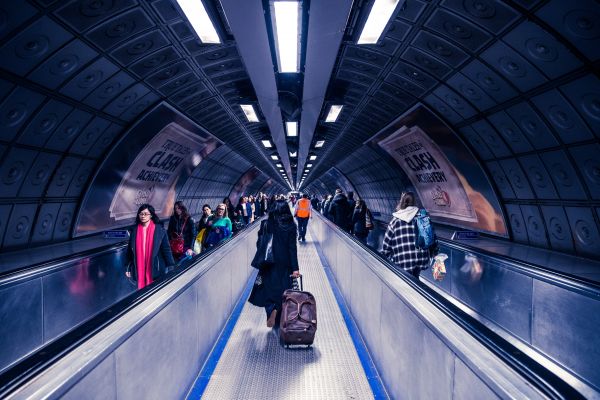 oameni,scară rulantă,metrou,Subteran,transport,bagaje