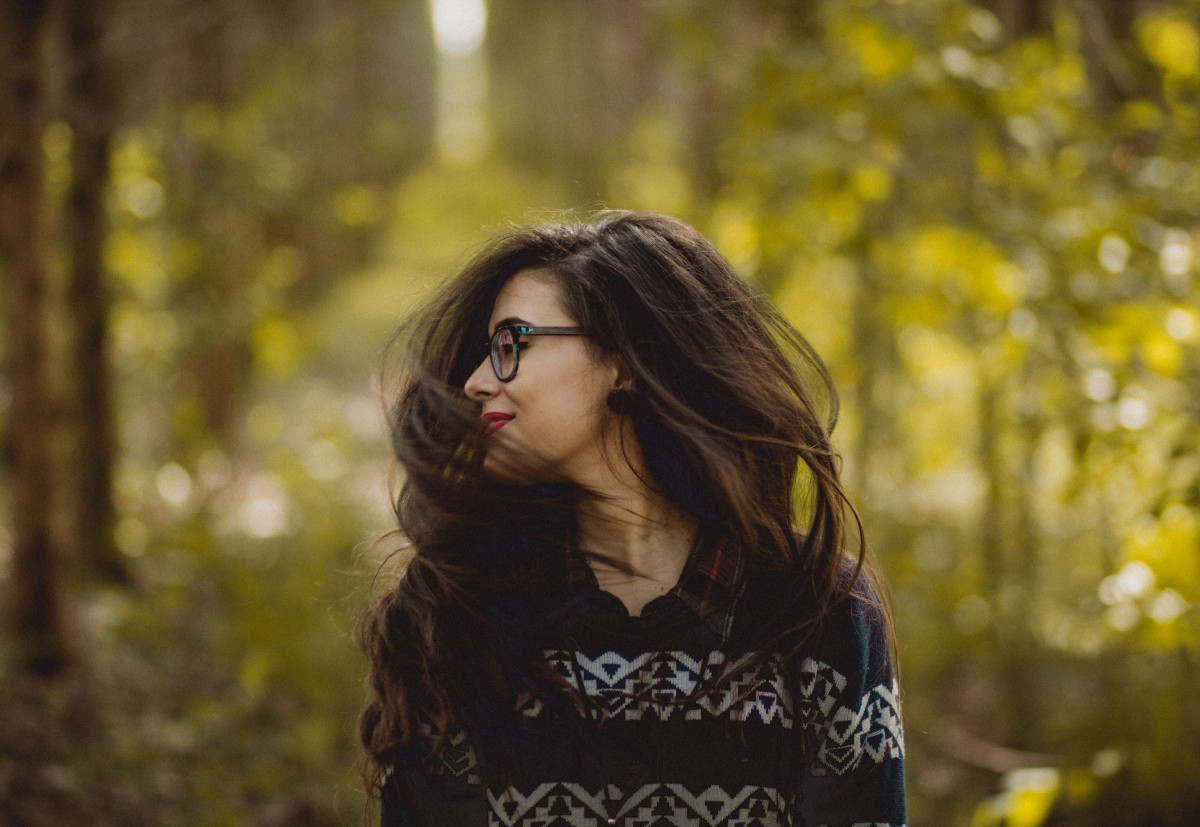 træ, natur, Skov, person, pige, kvinde, fotografering, sollys, blad, blomst, kvinde, brunette, portræt, model, forår, efterår, gul, dame, sæson, kaukasiske, fotografi, skønhed, emotion, Photo shoot, brunt hår, portrætfotografering