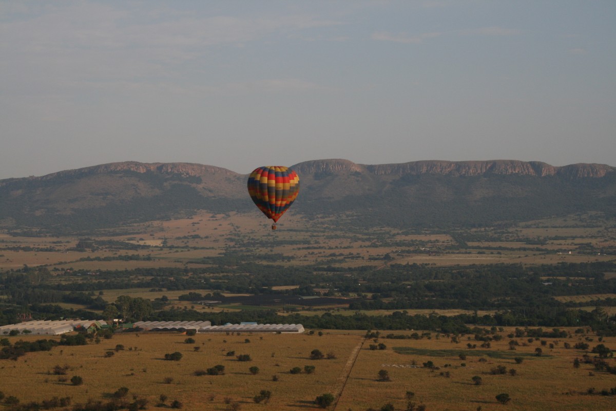 Landschaft, Natur, draussen, Himmel, Sonnenaufgang, Luft, Hügel, Ballon, Heißluftballon, Abenteuer, Fliege, Reise, Flugzeug, Erholung, Fahrzeug, Reise, Flug, Flamme, Reiten, Freiheit, Extremsport, Korb, Tourismus, Antenne, Freizeit, Ebene, Spaß, Berge, heiß, Ballonfahren, Luftsport, Heißluftballon fahren, Atmosphäre der Erde