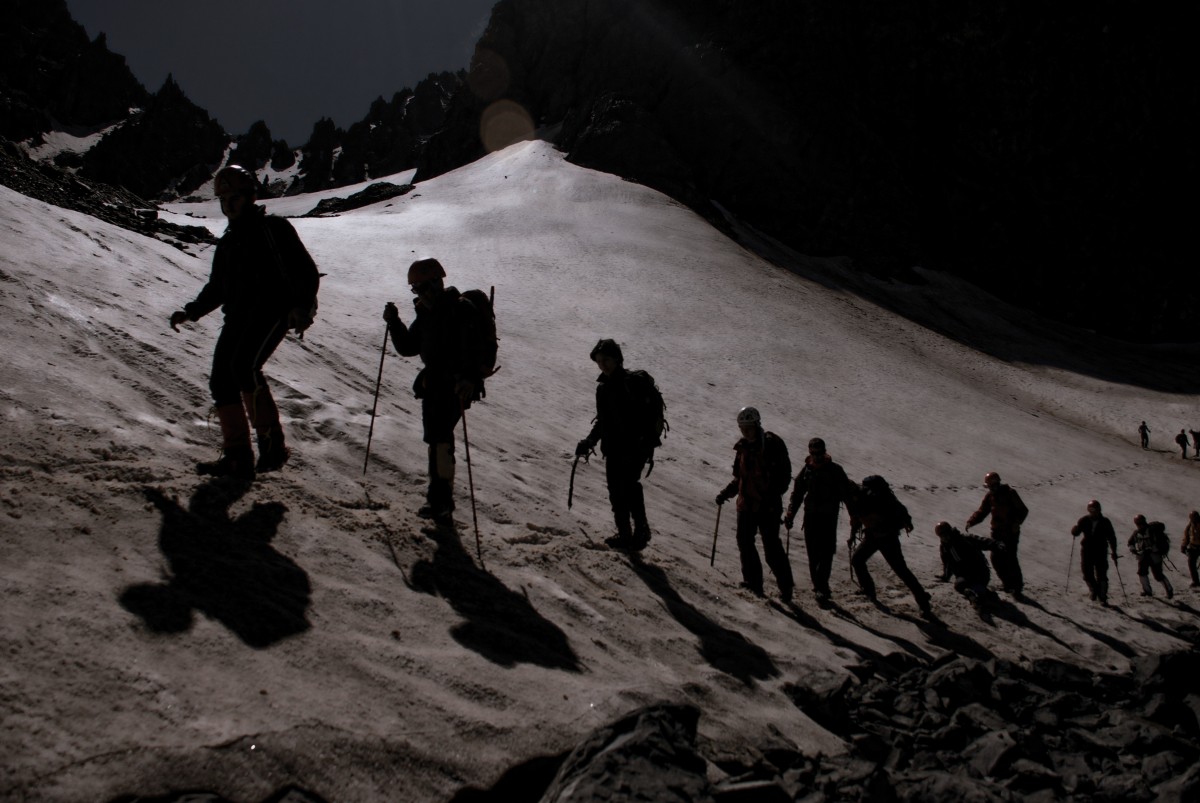 a passeggio, montagna, la neve, inverno, escursioni a piedi, sport, avventura, picco, da solo, ricreazione, ghiaccio, ghiacciaio, azione, arrampicata, scalatore, sport estremo, vertice, alpinismo, gli sport, il trekking, alpinista, montagne, solitudine, imbracatura, protezione, corde, superiore, alpinismo, ripida parete, ricreazione all'aperto, fenomeno geologico, arrampicata attrezzi