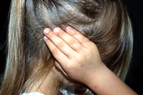 hand,person,portrait,girl,hair,alone