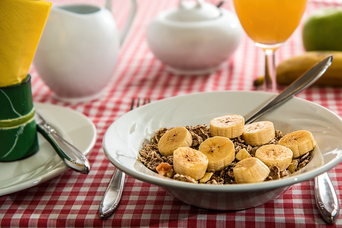 mesa, plantar, grão, fruta, manhã, tigela, prato, refeição, Comida, produzir, banana, estilo de vida, café da manhã, cozimento, saudável, sobremesa, comer, cozinha, ginástica, cereal, energia, toalha de mesa, jarro de leite, suco, coco, comendo, nutrição, Definição da tabela, fibra, Flocos, Comida vegetariana, dieta, sabor, Planta de florescência, açucareiro, Planta de terra, lanche