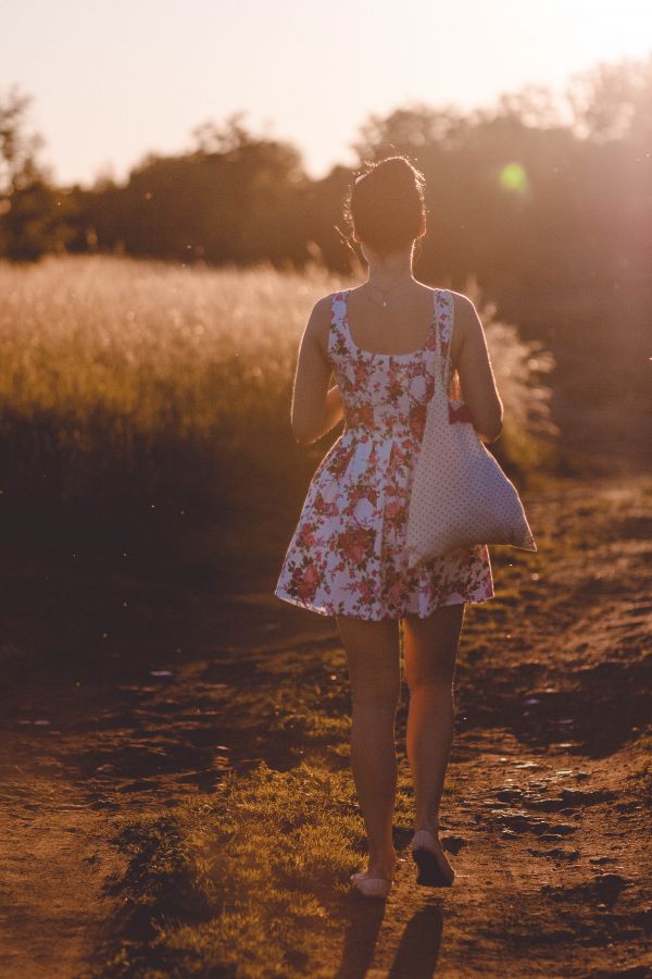 la personne,fille,femme,la photographie,en marchant,le coucher du soleil