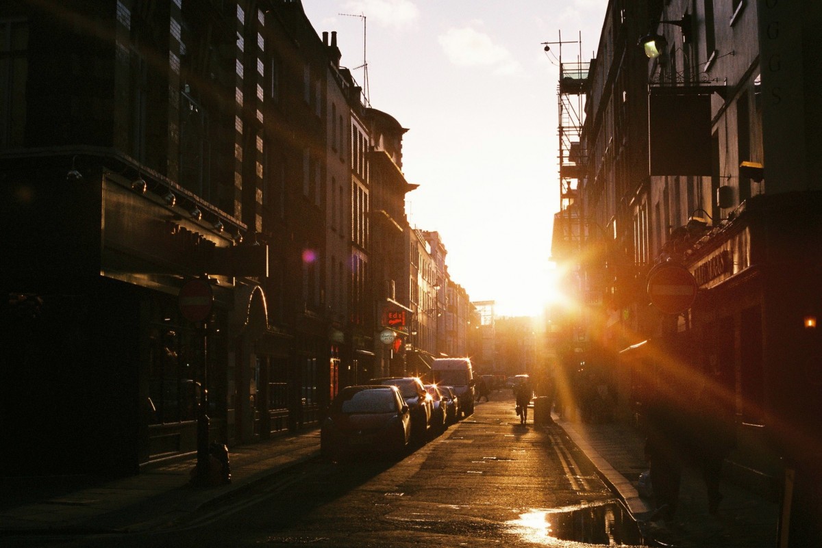 lett, sol, solnedgang, vei, gate, natt, sollys, morgen, bygning, Urban, kveld, Brann, mørke, belysning, infrastruktur, urbant område