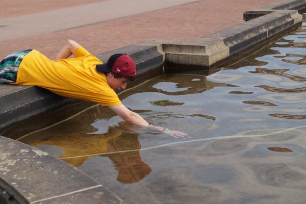 mano,acqua,sabbia,pavimento,ragazzo,movimento