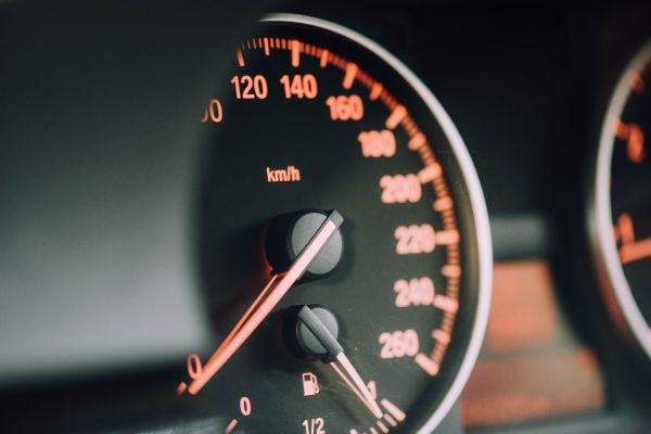 auto,vozidlo,rozchod,rýchlomer,tachometer,tachometer