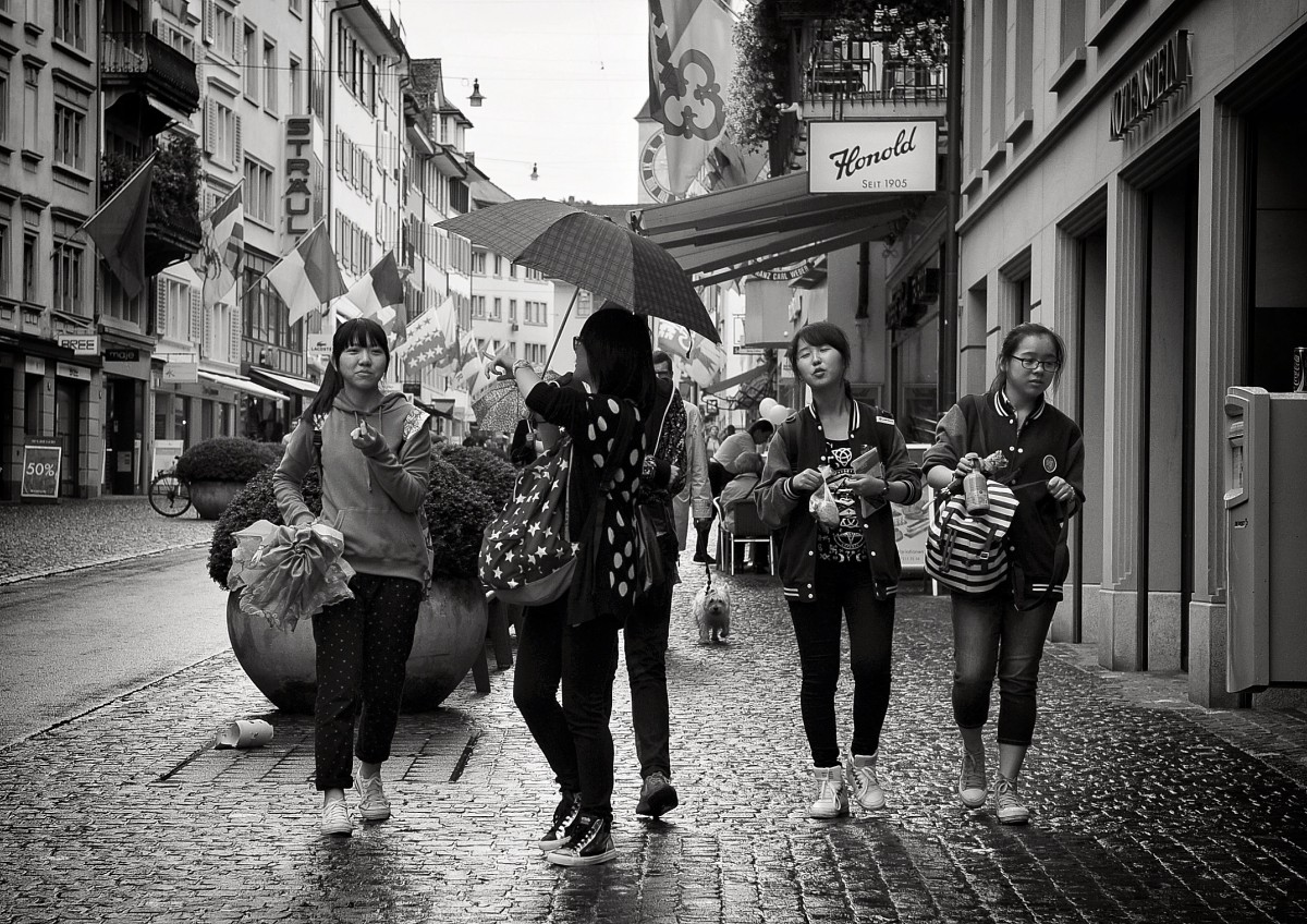 peatonal, en blanco y negro, gente, la carretera, calle, fotografía, lluvia, ciudad, urbano, multitud, turista, paraguas, color, negro, monocromo, fotografía callejera, Bw, sincero, chicas, mujer, infraestructura, suizo, Stadt, fotografía, instantánea, arte callejero, Schweiz, Suiza, Retratos, Strasse, Zurich, Streetphoto, Snapseed, caras, Regen, Schwarzundweiss, Stphotographia, Streetscene, Strassenszene, Strassenfotografie, vida de calle, Callejero, Streetpix, Thomas8047, en las calles, Fotógrafa, 175528, moda callejera, Zurichstreet, Fascinationstreet, Streetphotographie, Nikond300s, Rennweg, Streetartz ri, Zuri, Asianwalkingclub, Fotografía monocroma, Película negra