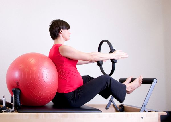 Zwitserse bal,krachttraining,fysieke gezondheid,oefen materiaal,pilates,schouder