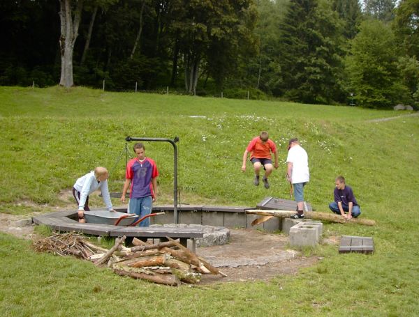 stagno,camino,zattera,fare in legno,Veltishof ostello della gioventù,Preparazione festa barbecue