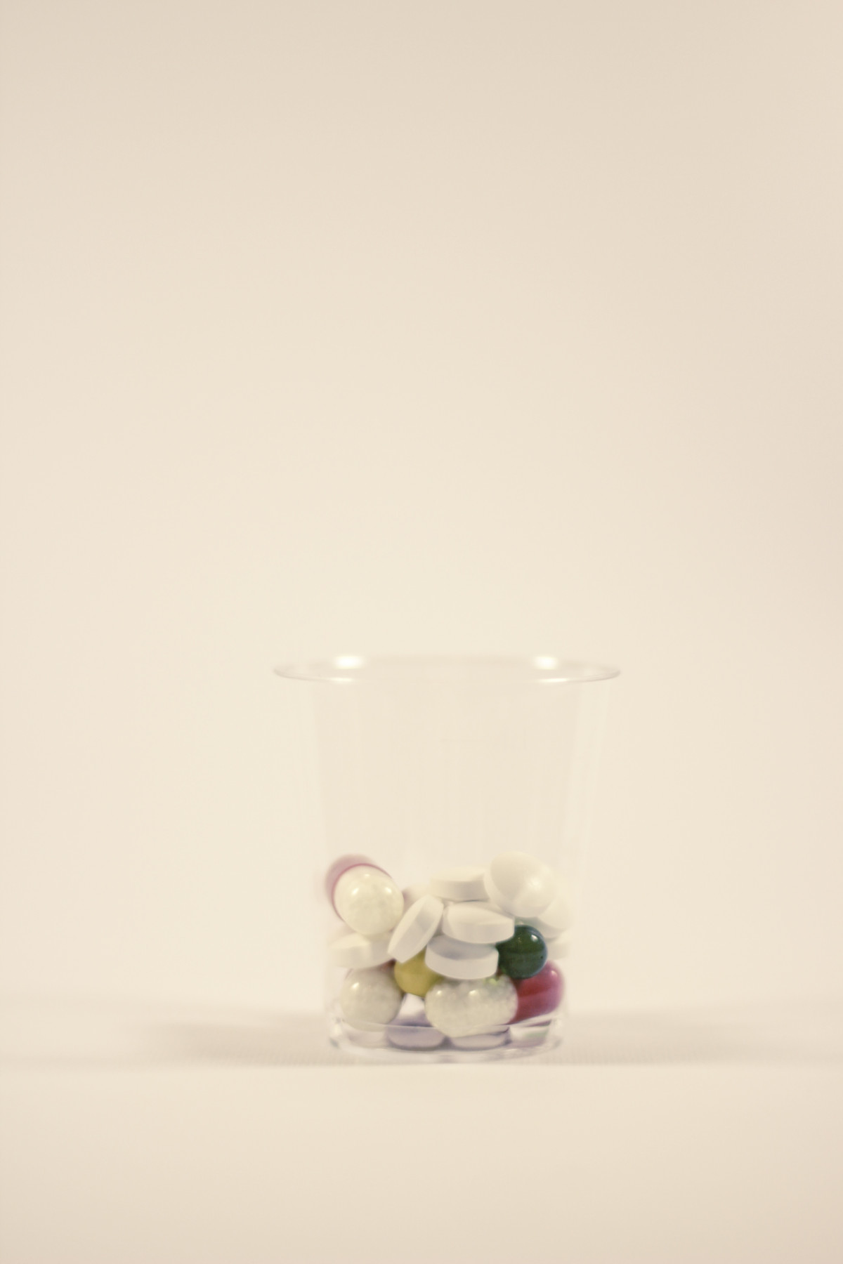 frío, pétalo, vaso, florero, macro, muerte, saludable, iluminación, material, sanar, joyería, farmacia, droga, prescripción, Tabletas, médico, enfermos, cura, dosis, la mano, Darse un capricho, enfermarse, la enfermedad, sobredosis, farmacológico, farmacólogo, placebo, Drogadicto