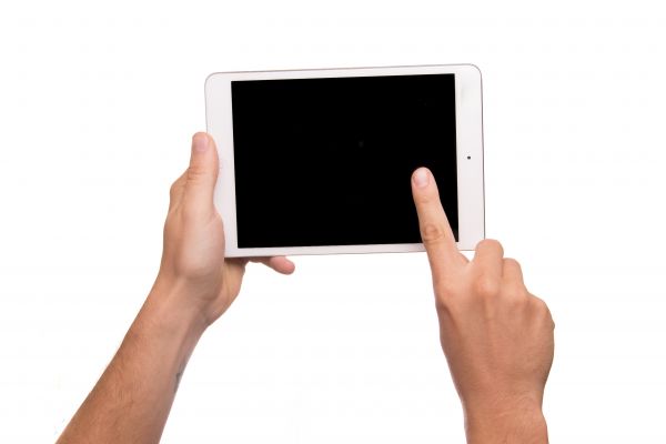 smartphone,mano,schermo,digitando,leggere,ipad