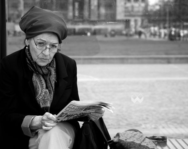 homme, la personne, noir et blanc, blanc, rue, la photographie