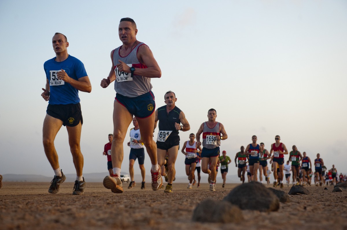 pessoa, deserto, corrida, lazer, corrida, corrida, concorrência, lado de fora, Esportes, Corredores, resistência, atletismo, Corredores, Correr, Longa distância, Competindo, exercício físico, recreação ao ar livre, Ação humana, Ultramaratona, Corrida de longa distância, cruzando o país correndo