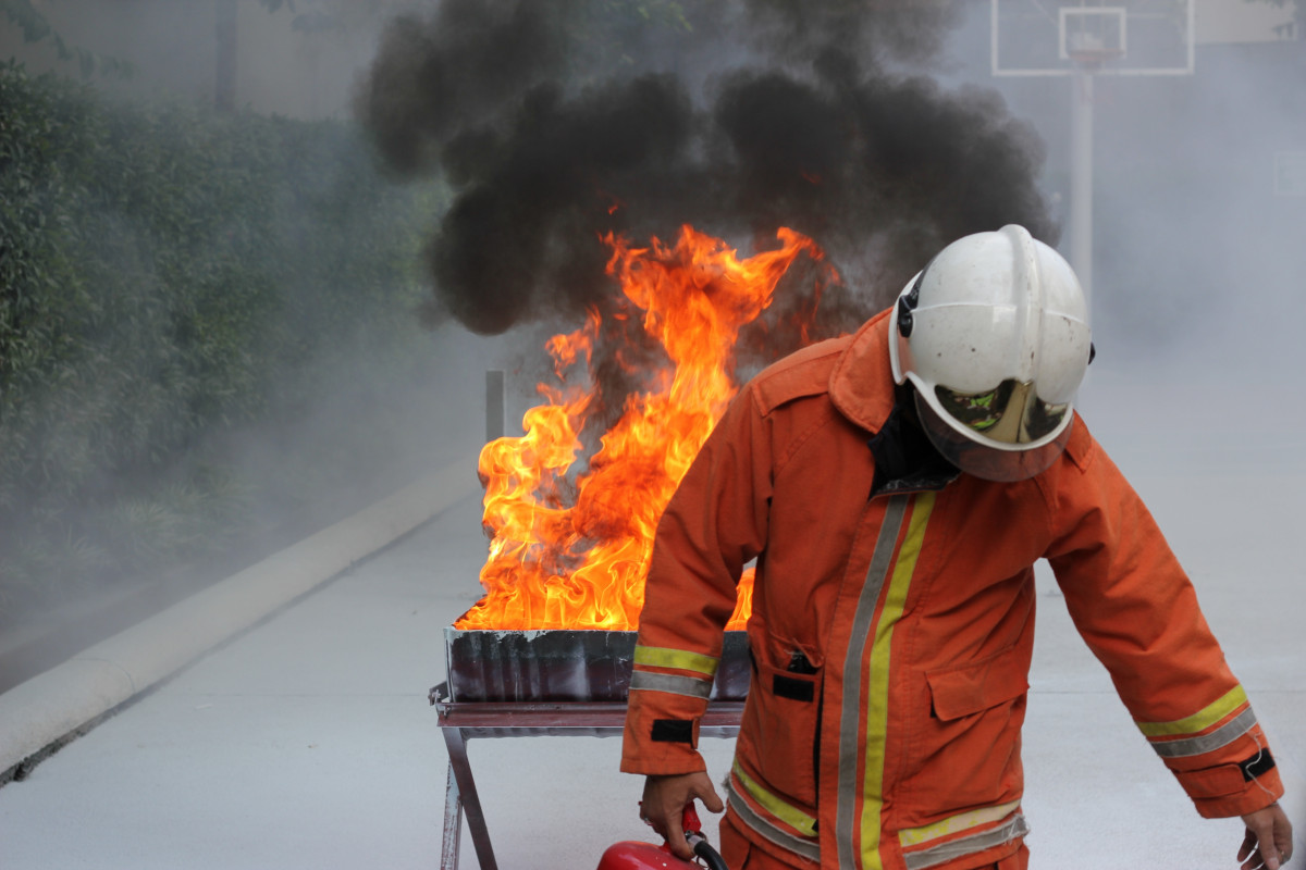 fumée, flamme, Feu, chaleur, casque, sécurité, flamber, uniforme, département, pompier, pompier, porter secours, Lutte contre les incendies, Phénomène géologique, Cascadeur