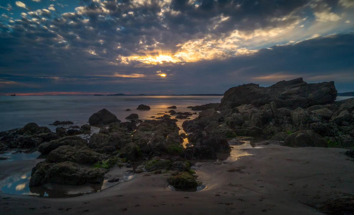 Strand, Meer, Küste, Wasser, Natur, Sand, Rock, Ozean, Horizont, Licht, Wolke, Himmel, Sonne, Sonnenaufgang, Sonnenuntergang, Nacht-, bewölkt, Ufer, Welle, Stunde, Dämmerung, Küsten, Schiff, Tanker, Sommer-, Cliff, Dämmerung, Abend, Dämmerung, Bucht, golden, Betrachtung, Künstler, Bucht, blau, felsig, Terrain, Gewässer, reflektieren, Felsen, Vereinigtes Königreich, sandig, lange, sonnig, Wales, Oase, Wellen, Wolken, Belichtung, Ist, Gold, Reflektieren, Reflexionen, gerade, Kap, spiegelt, Pembrokeshire, Druidston, wir, Zeugen