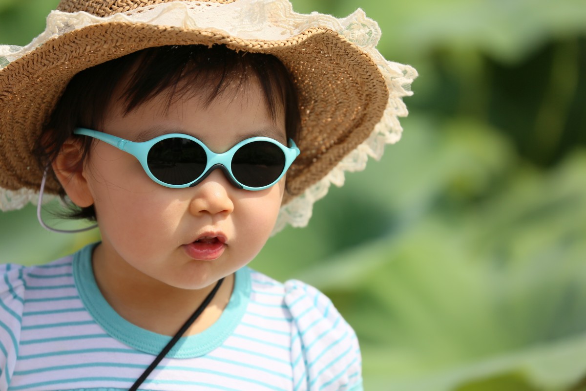 all'aperto, ragazza, luce del sole, capelli, fiore, ragazzo, carina, estate, ritratto, primavera, verde, colore, bambino, cappello, capi di abbigliamento, espressione facciale, acconciatura, Sorriso, avvicinamento, viso, naso, bambini, freddo, occhiali da sole, occhio, bicchieri, berretto, capo, pelle, labbra, occhiali, bellezza, espressione, organo, facciale, bambini che giocano, fotografia di ritratto, bambini, accessorio di moda, la cura della vista, bambini Corea