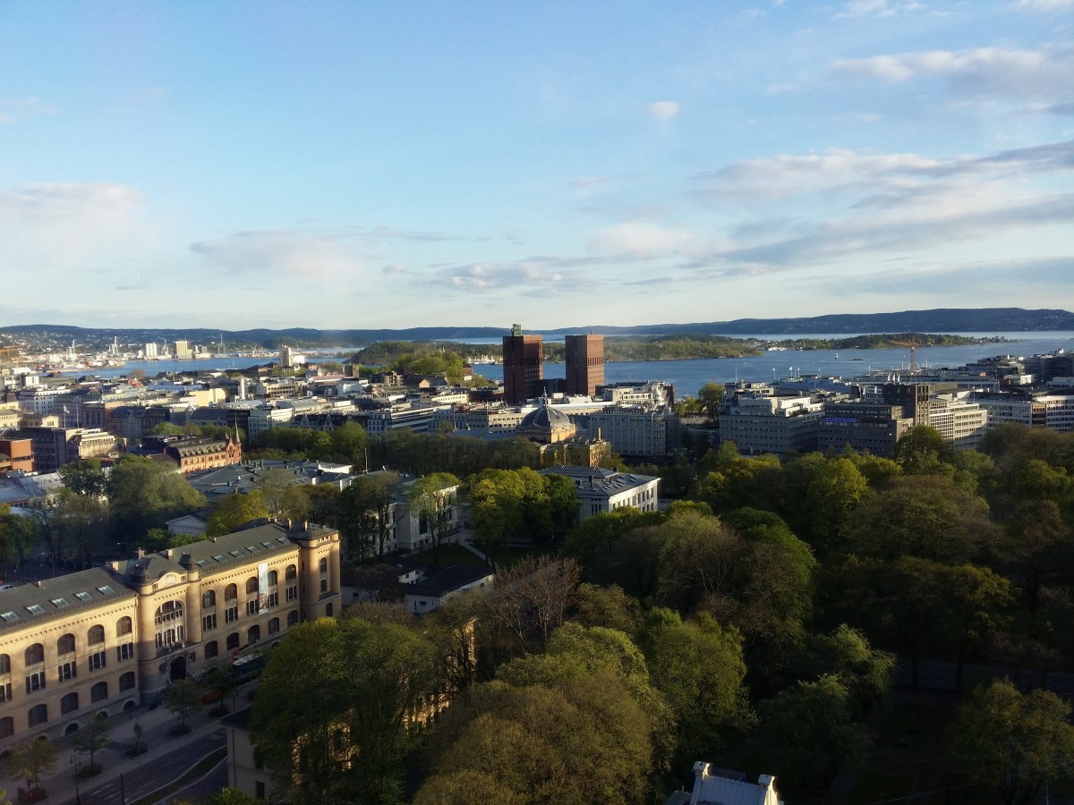 costa, horizonte, cielo, horizonte, fotografía, colina, pueblo, ciudad, rascacielos, Paisaje urbano, panorama, centro de la ciudad, suburbio, torre, punto de referencia, Noruega, Oslo, Ayuntamiento, vista panorámica, Oslofjord, fotografía aérea, área urbana, Barrio residencial, Asentamiento humano, Atmósfera de tierra