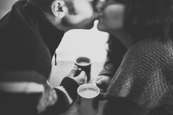 persona,bianco e nero,fotografia,caffè,amore,bacio