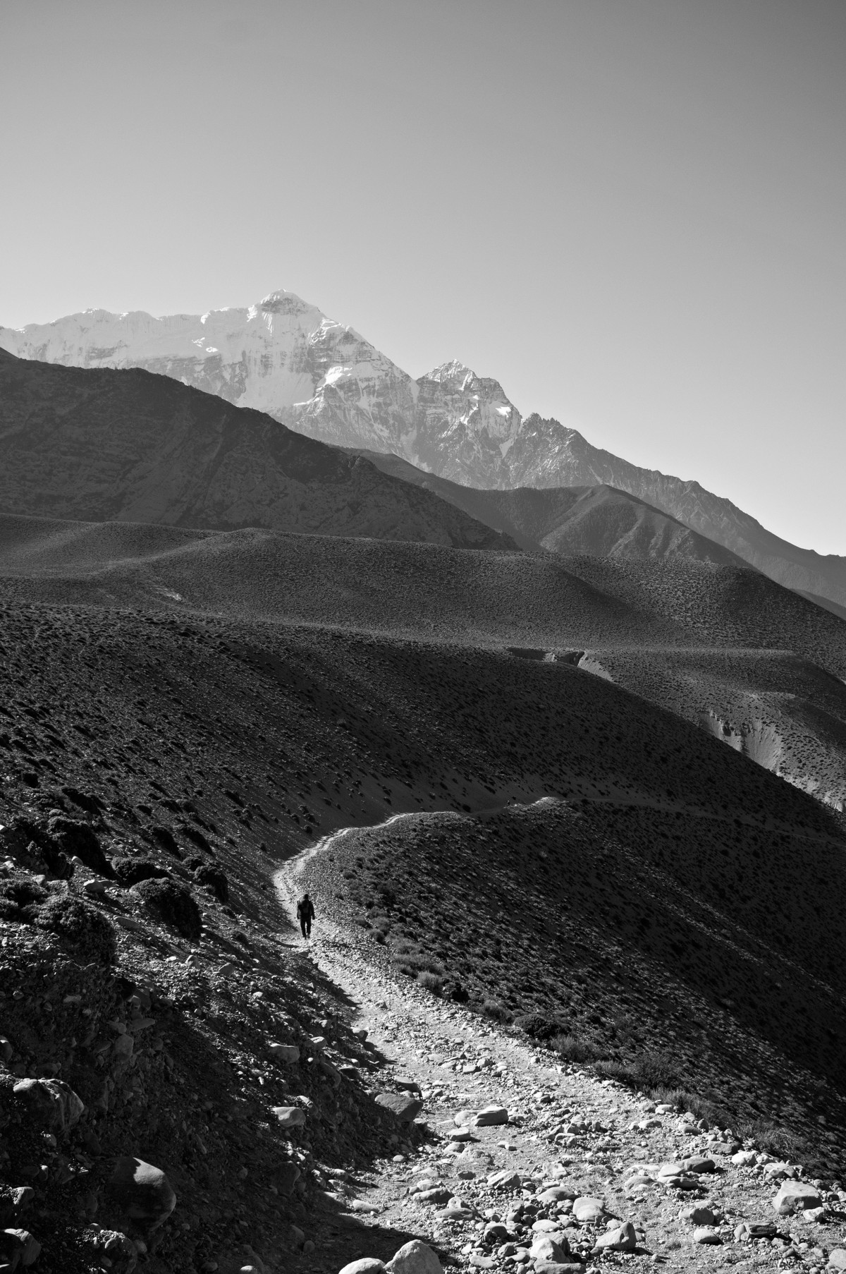 krajina, príroda, rock, horizont, vrch, sneh, mrak, čierna a biela, turistika, chodník, Vonkajšie a čierne, biely, fotografovanie, kopec, Pohoria, Monochrome, vysočina, chrbát, vrcholok, plošina, klesol, jazero, landform, horský priesmyk, monochromatické fotografovanie, geografický rys, atmosférický jav, horských reliéf