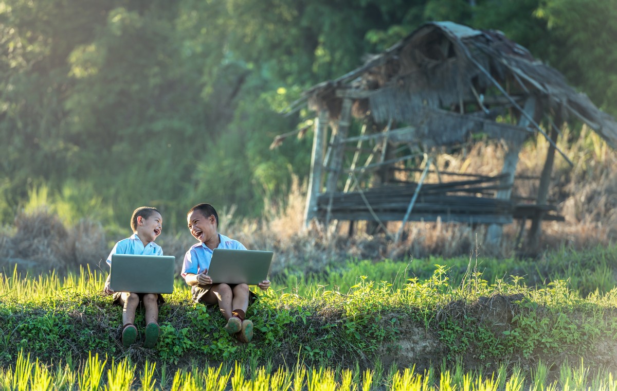 il computer portatile, natura, erba, all'aperto, persone, campo, azienda agricola, prato, giocare, fiore, sede, vista, incontro, Internet, tavoletta, comunicazione, Asia, la libertà, agricoltura, stile di vita, Tailandia, ridere, vietnamita, al di fuori, bambini, bambini, contento, felicità, parlando, ragazzi, divertente, gioia, Laos, godere, in linea, caro, area rurale, indonesiano, Myanmar Birmania, il gioco, il libro dei record, studio di, il business, il computer