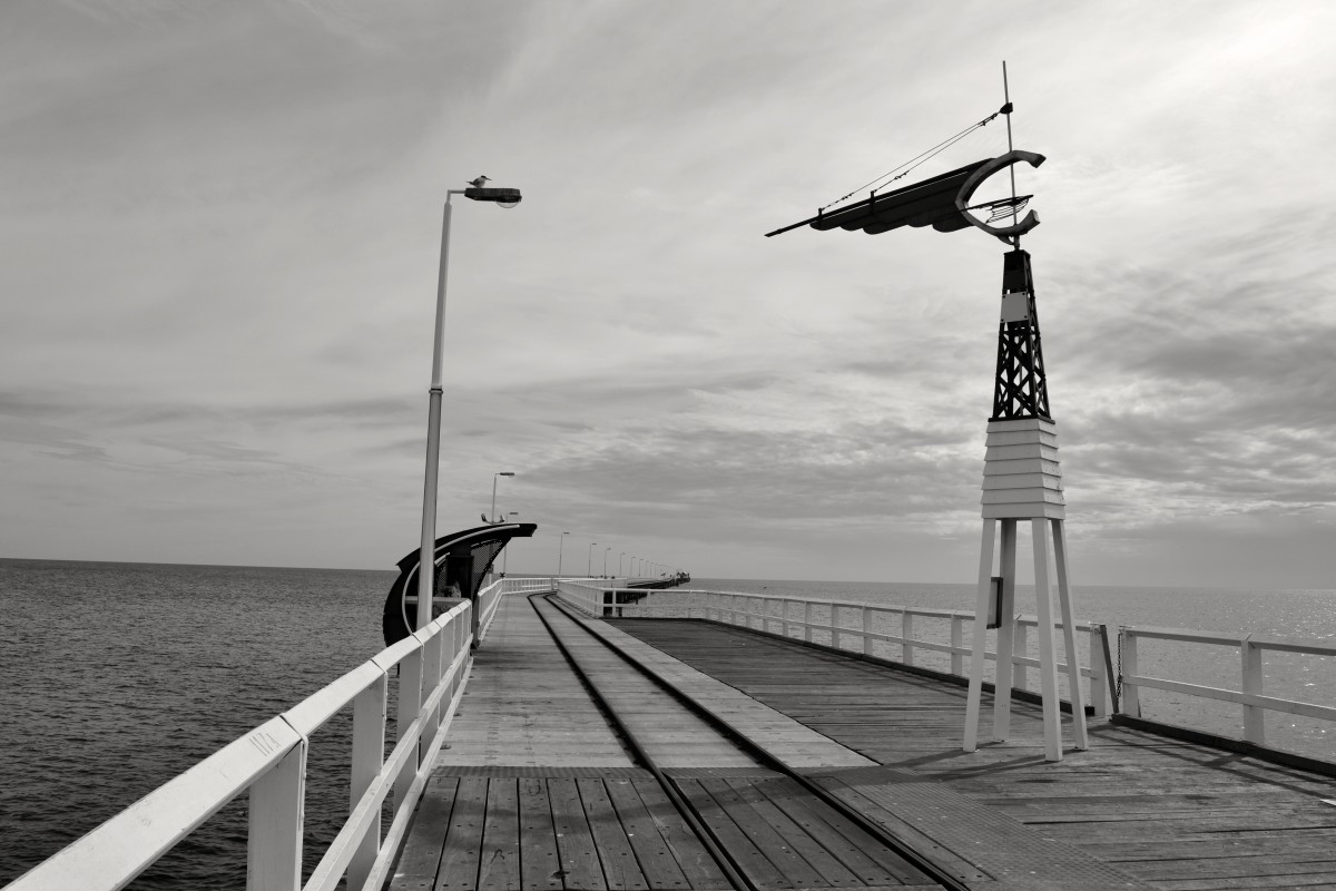 zee, kust, zwart en wit, promenade, wit, brug, wind, pier, vervoer-, lijn, voertuig, toren, zwart, monochroom, zwart-wit fotografie