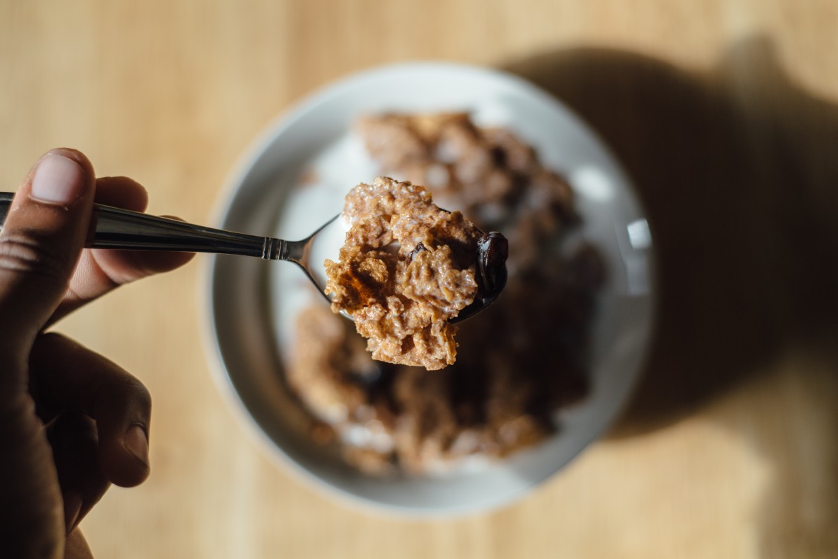 person, mennesker, morgen, hjem, matrett, måltid, mat, produsere, frokost, sjokolade, baking, melk, iskrem, dessert, meieriprodukt, skje, kokosnøtt, spiser, hender, fingre, kjøkkenutstyr, måltider, tabeller, frokostblandinger, flak, smak, boller, frokostbordet, snackmat