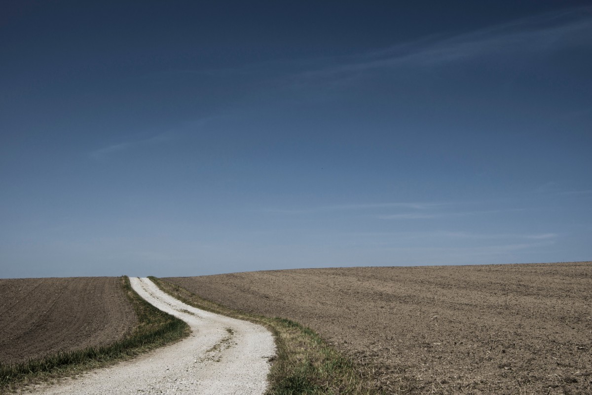 paysage, horizon, nuage, ciel, route, champ, prairie, colline, désert, vent, chemin de terre, sec, sol, plaine, prairie, Badlands, plateau, habitat, Écosystème, steppe, environnement naturel, Relief éolien, Famille d'herbe, Écorégion