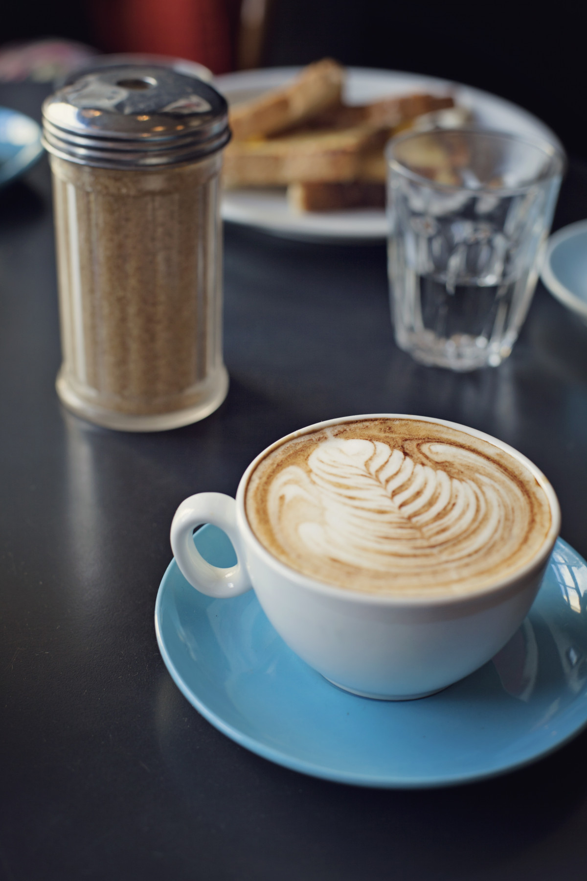 stół, kawiarnia, Kawa, piana, Puchar, latte, cappuccino, posiłek, jedzenie, drink, śniadanie, mleko, Espresso, filiżanka kawy, toast, kubek kawy, kofeina, gorąco, smak, brązowy cukier, szklanka wody, caff macchiato, Kawiarnia au lait