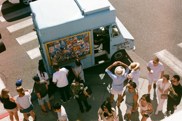 food truck,architecture,vehicle,crowd,pedestrian,city