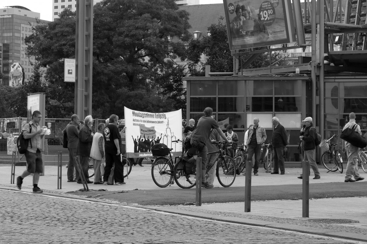 Fußgänger, Schwarz und weiß, Menschen, Straße, Straße, Fahrrad, Stadt, Menge, Transport, Fahrzeug, einfarbig, Bw, Schwarz und weiß, Radfahren, Schwarz-Weiss, Infrastruktur, Deutschland, Deutschland, Alemania, Allemagne, Leipzig, Sw, Schwarzweiss, Schwarzweis, Streetscene, Rallye, Sachsen, Sachsen, Germania, Leute, Strassenszene, Schwarzweissfotografie, öffentlicher Platz, Ffentlicherplatz, Schwarzweisfotografie, Streetphotopraphie, Stadtgebiet, Monochrome fotografie