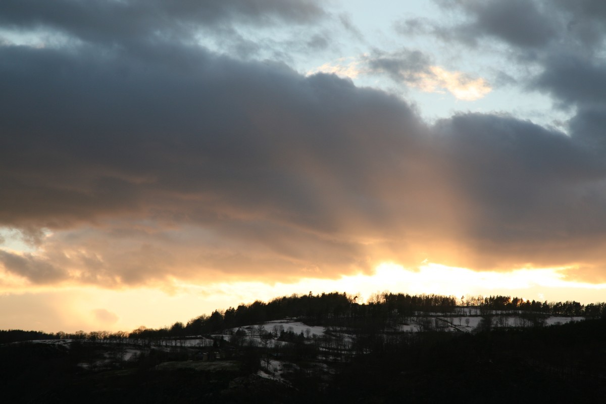 Wolke, Himmel, Sonne, Sonnenaufgang, Sonnenuntergang, Sonnenlicht, Morgen, Dämmerung, Atmosphäre, Dämmerung, Frankreich, Abend, Wetter, Nuages, Auvergne, Hiver, Soleil, Coucherdesoleil, Cantal, Nachglühen, Klatschen, Meteorologisches Phänomen, Roter himmel am morgen