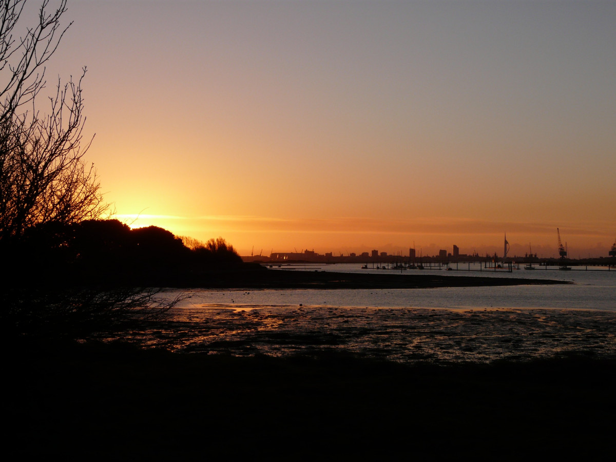 Strand, Landschaft, Meer, Küste, Ozean, Horizont, Licht, Wolke, Sonne, Sonnenaufgang, Sonnenuntergang, Sonnenlicht, Morgen, Ufer, Welle, Aussicht, Dämmerung, Atmosphäre, Strahl, Dämmerung, idyllisch, Ruhe, Abend, Dämmerung, Orange, golden, Betrachtung, Entspannen Sie sich, still, szenisch, friedlich, Landschaft, Wetter, ruhig, Bucht, romantisch, Freiheit, majestätisch, Beleuchtet, sonnig, Lebendig, Strahlen, Gelassenheit, Strahlen, tolle, Szene, dramatisch, Sonnenuntergang, Spektakulär, Erleuchtung, Sonnenstrahl, Hampshire, platzen, Nachglühen, atemberaubend, Portchester