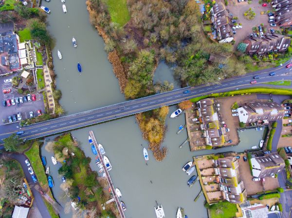 Freizeitpark,Straße,Brücke,Stadt,Fluss,Vorort