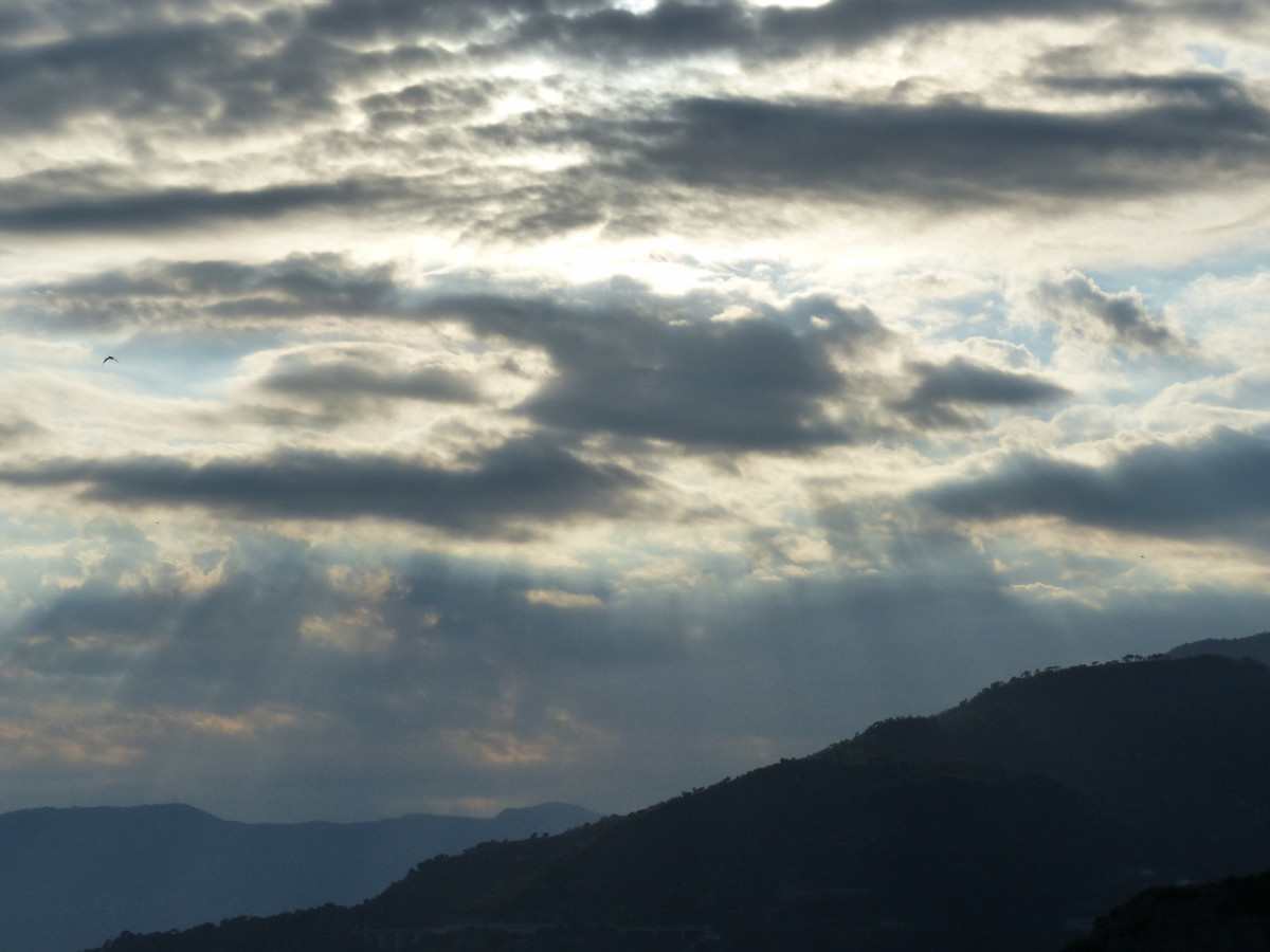 horyzont, Góra, Chmura, niebo, słońce, światło słoneczne, ranek, wzgórze, świt, atmosfera, pasmo górskie, zmierzch, cumulus, pokryty, chmury, dziwne, ponury, ukryty, promień słońca, Zjawisko meteorologiczne, zjawisko atmosferyczne, landforms górskich, Wybrzeże Liguryjskie