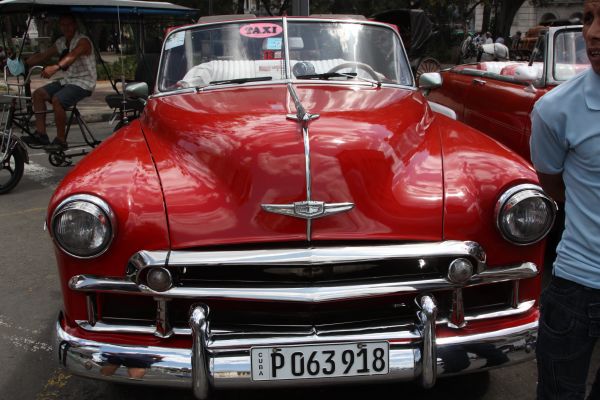 carro,veículo,veículo motorizado,Carro vintage,Cuba,Sedan