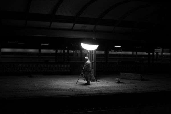 lumière,noir et blanc,blanc,nuit,la photographie,chemin de fer