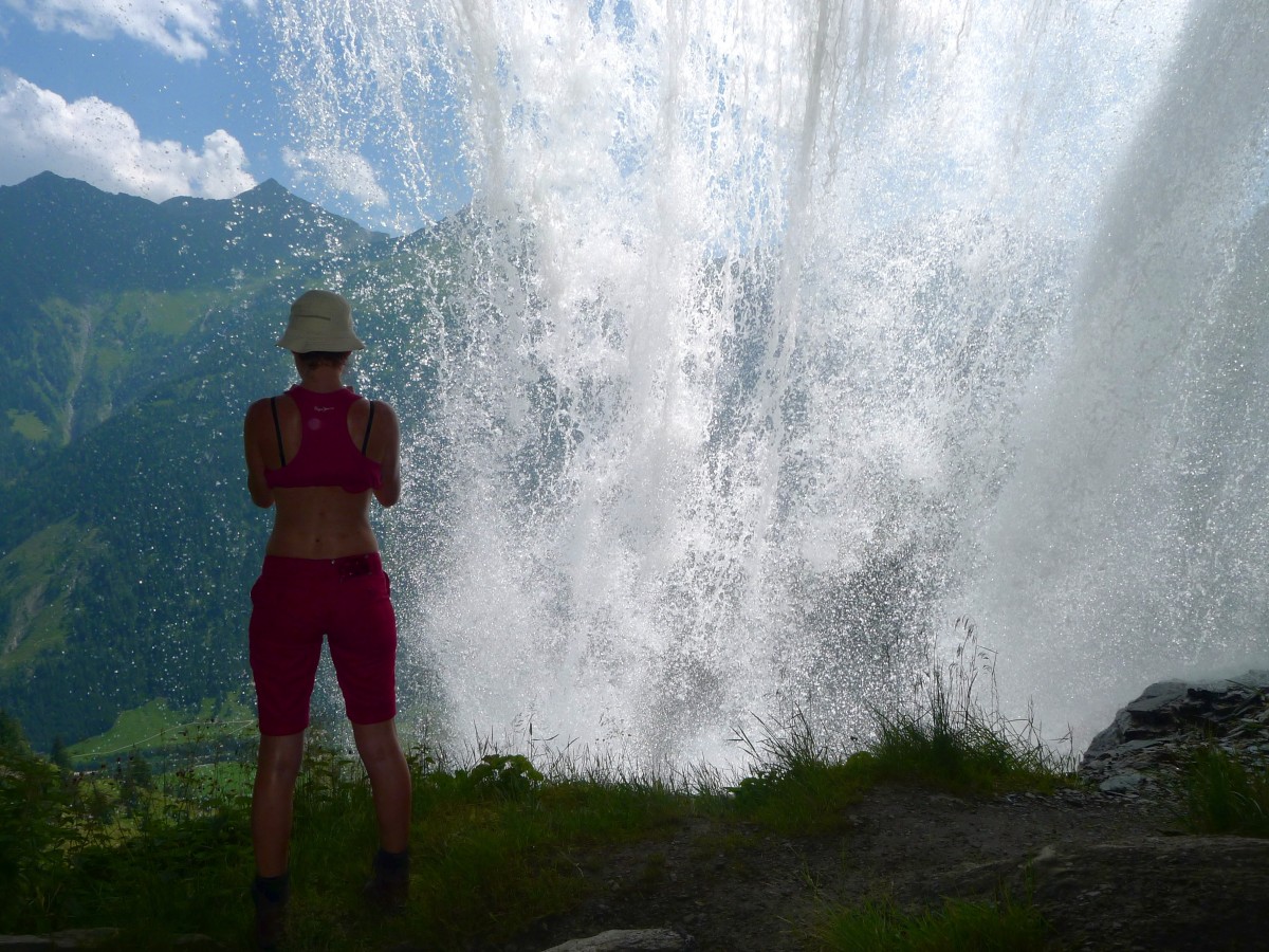 Wasser, Natur, Wasserfall, Gehen, Berg, Sonnenlicht, Abenteuer, Wasser-Funktion, Brüllender wasserfall, Unter dem wasserfall, Atmosphärisches Phänomen