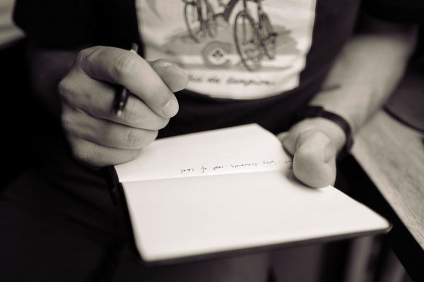 carnet,l'écriture,main,homme,noir et blanc,blanc