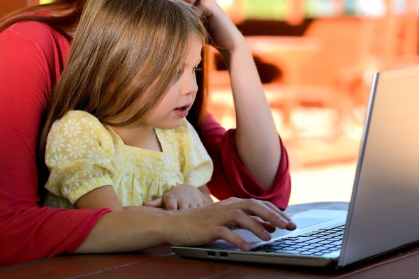 persona,niña,mujer,computadora,escritura,leyendo